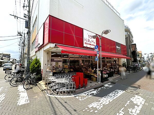 野菜の種類も多く、魚や肉も充実しています。総菜コーナーも陳列が工夫されており買い物しやすいです。