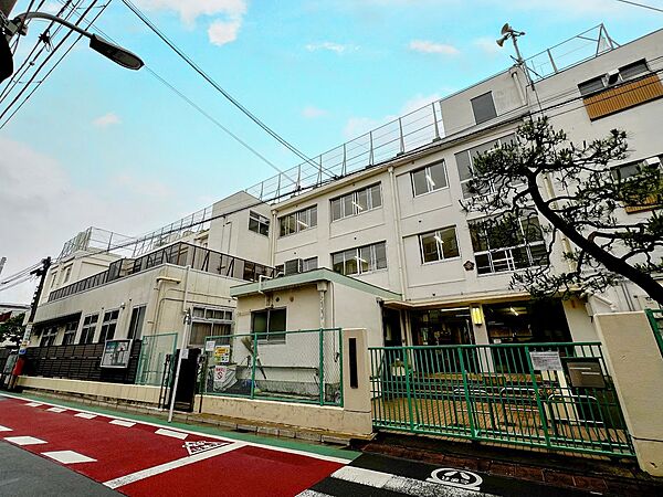 通学路は穏やかな住宅街の中の道なので、お子さんの通学も安心。