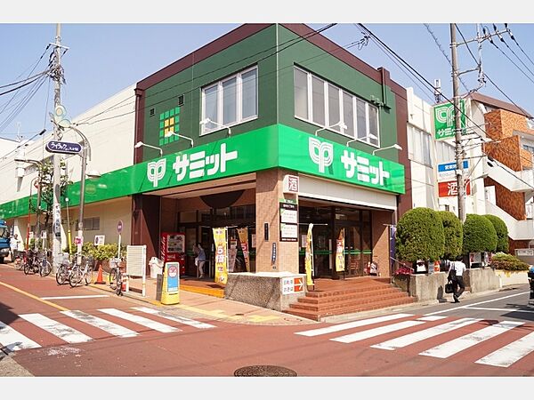 野菜の種類も多く、魚や肉も充実しています。総菜コーナーも陳列が工夫されており買い物しやすいです。