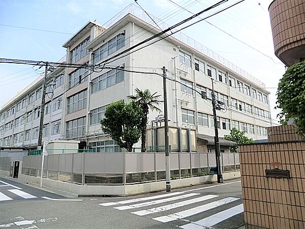通学路は穏やかな住宅街の中の道なので、お子さんの通学も安心。