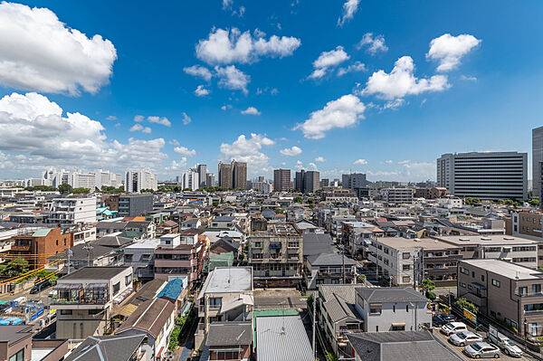 ◆◇バルコニーから見える眺望◇◆1フロア3邸の角部屋につき、住戸の独立性が高く、落ち着いた暮らしを実現。隣接住戸との接面も少なく、プライベート感を大切にしたい方にもおすすめの住まいです。