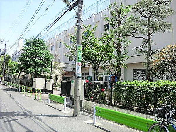 通学路は穏やかな住宅街の中の道なので、お子さんの通学も安心。