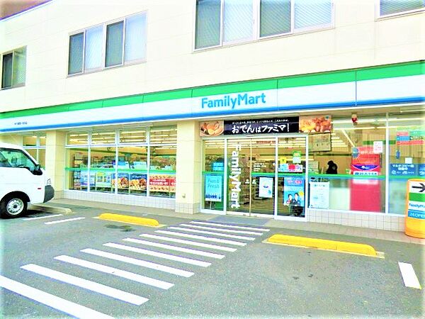 近くにコンビニがあり、ちょっとしたお買い物がしたい時に便利です。