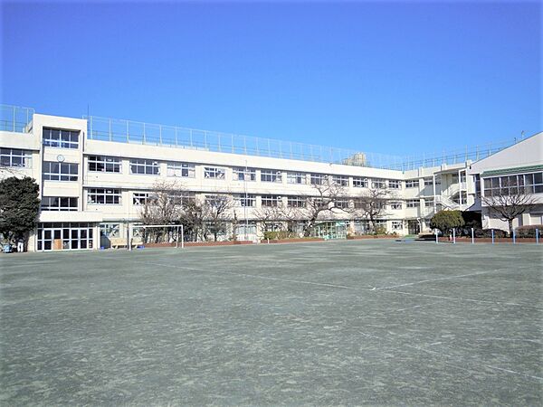通学路は穏やかな住宅街の中の道なので、お子さんの通学も安心。