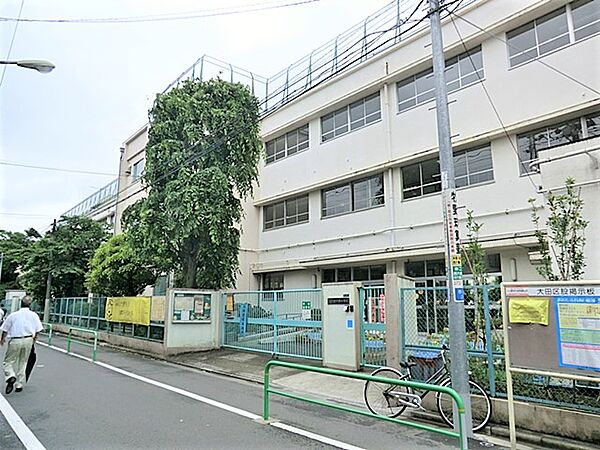 通学路は穏やかな住宅街の中の道なので、お子さんの通学も安心。