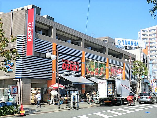 野菜の種類も多く、魚や肉も充実しています。総菜コーナーも陳列が工夫されており買い物しやすいです。