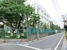 周辺：通学路は穏やかな住宅街の中の道なので、お子さんの通学も安心。