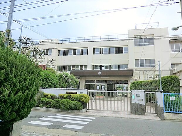 通学路は穏やかな住宅街の中の道なので、お子さんの通学も安心。