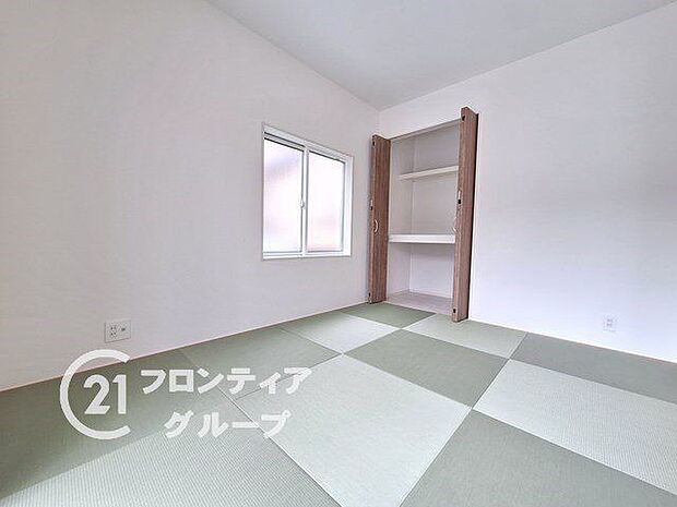新しい畳の香りのする和室は、使い方色々。客室やお布団で寝るときにぴったりの空間ですね。