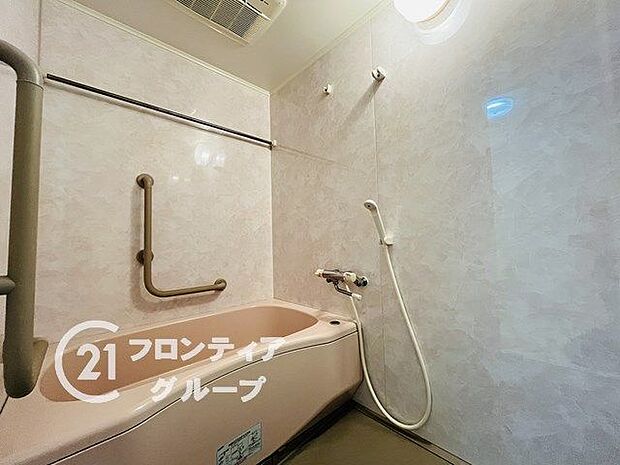 一日の疲れを癒す浴室はゆったりサイズです清潔感のある白を基調としたデザインです。綺麗なバスルームでリラックスできますね。