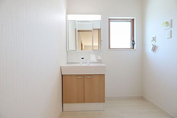 ＼同仕様写真／小窓付きの洗面室は、毎朝心地よい光を運んでくれるので、すがすがしい気持ちで1日をスタートできます！また、1坪以上の広い空間です！