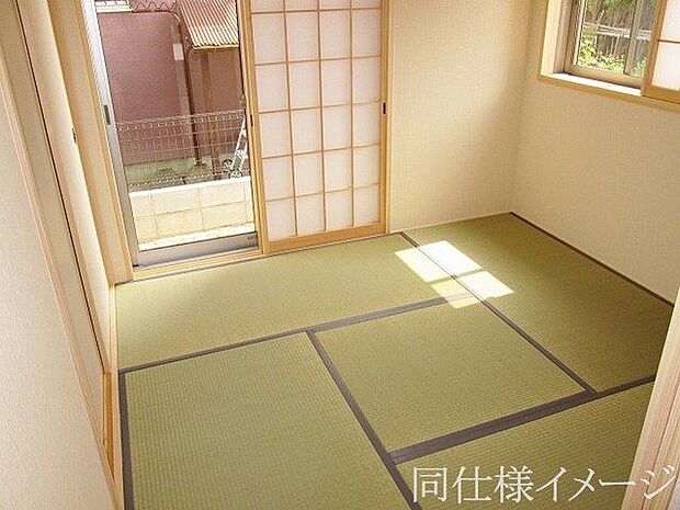 ＼同仕様写真／新しい畳の香りのするタタミスペースは、使い方色々。客室やお布団で寝るときにぴったりの空間ですね。