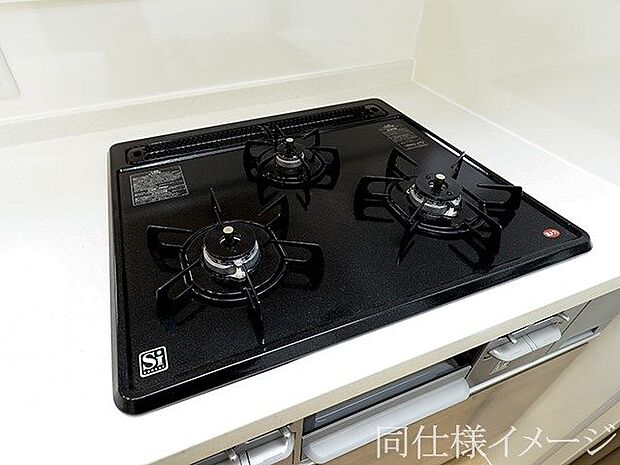 ＼同仕様写真／三口コンロで同時に複数の調理が可能です