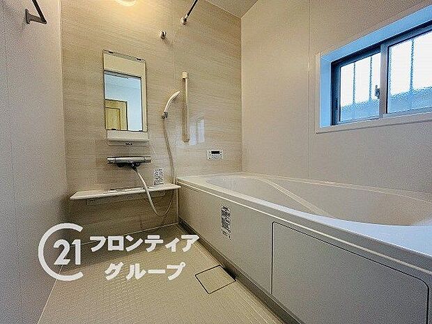 保温効果のある浴槽を採用しており、温かいお湯が長続き！1坪以上の広々とした空間なので、親子入浴や半身浴などに向いた浴室です！