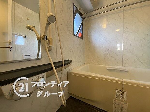 ゆったりサイズのシャワー付きバスルームです。