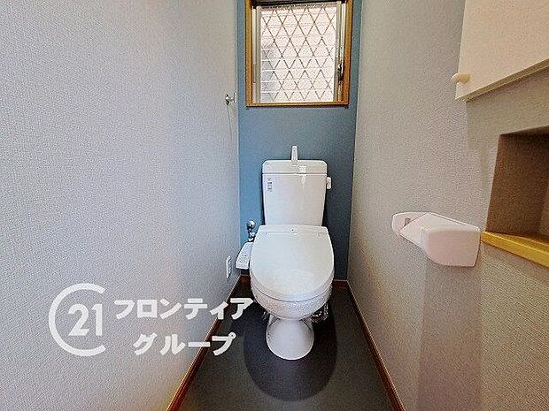 白を基調とした生活感のあるシンプルなデザインのトイレです。