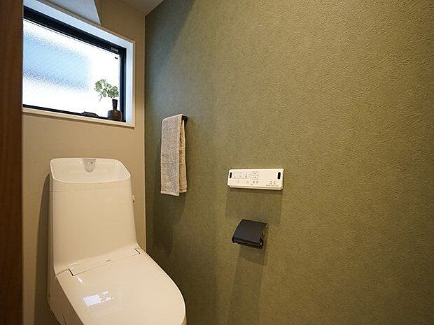 トイレは温水洗浄付き便器です。壁紙の色、窓の配置等、一邸一邸のこだわりをぜひ現地でご覧ください。