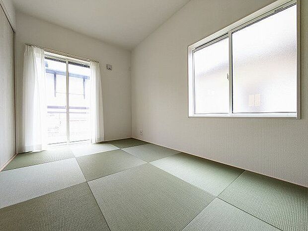 新しい畳の香りのする和室は、使い方色々。客室やお布団で寝るときにぴったりの空間ですね。