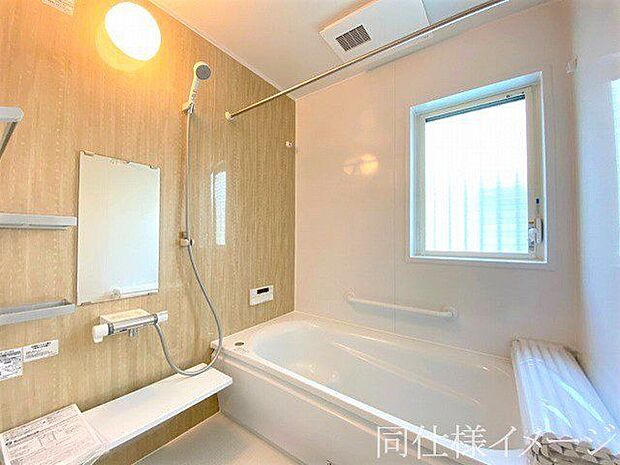 ＼同仕様写真／浴室には隠れた節水機能が充実！シャワーにはたくさんの空気を含んだ大粒の水は節水効果大！浴槽内にはステップがあり、出入り時の負担も軽減するスリムな形を採用