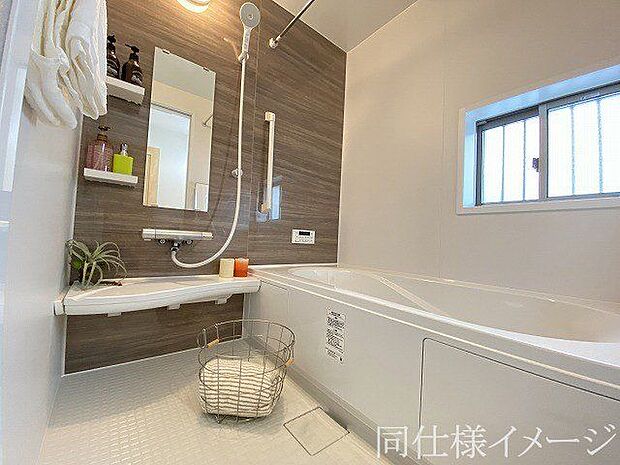 ＼同仕様写真／保温効果のある浴槽を採用しており、温かいお湯が長続き！1坪以上の広々とした空間なので、親子入浴や半身浴などに向いた浴室です！