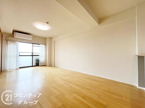 ご家族が集まるLDKは、バルコニーに面しており明るい陽射しが差し込みます。開口部が広いので開放的にお過ごしいただけます。