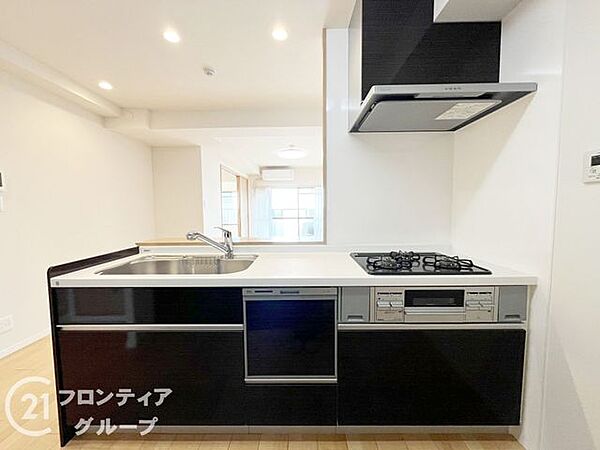 食器洗い乾燥機などの先進設備を備えたキッチンでお料理しながら、子どもたちの様子を見渡せるので安心ですね！