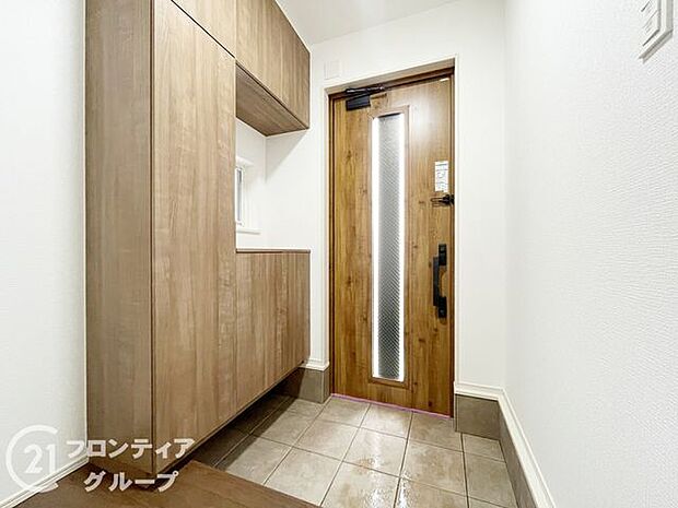 玄関ではタイルを採用しており、お掃除楽々！特にお子さまがたくさんの砂を持って帰ってきても安心ですね！