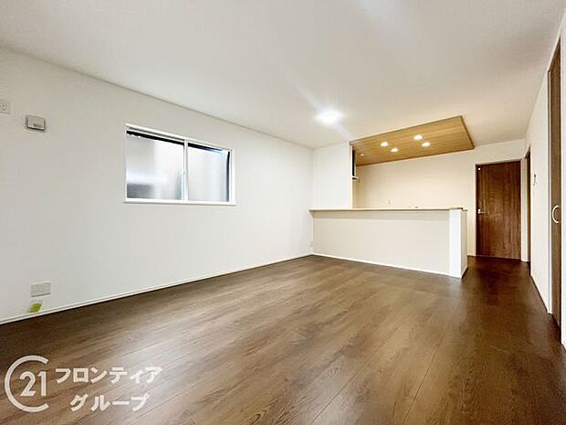 フローリングにはキズの付きにくい特殊塗装を採用し、内装やドアの仕上げは、堂々とした木目で、木の温もりを感じながらお過ごしいただけますね。