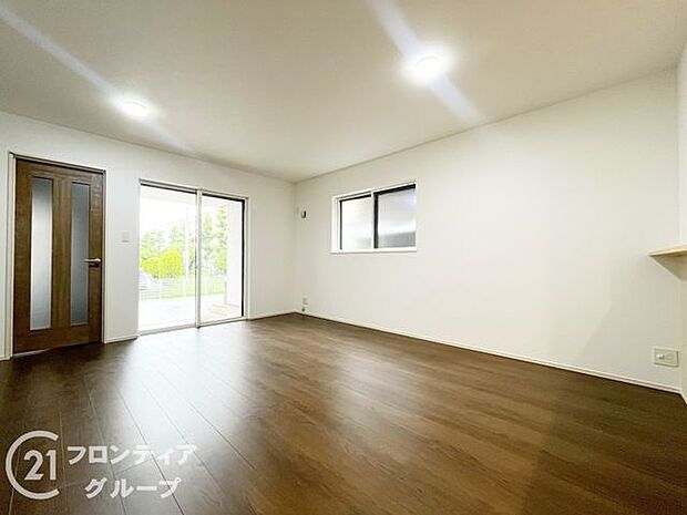 シンプルで美しいデザインのリビングは、お好みのインテリアにコーディネイトしやすく、家族がやすらぐ癒しの空間が作れますね。