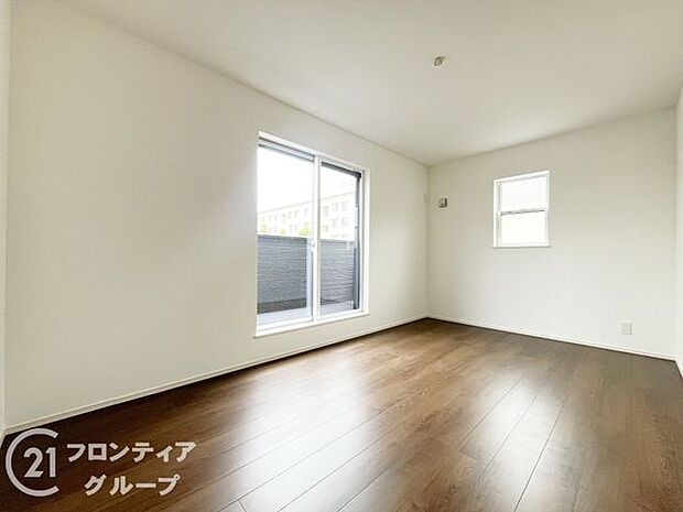 寝室や子供部屋にぴったりなシンプル洋室でお部屋のコーディネートが楽しめますね。