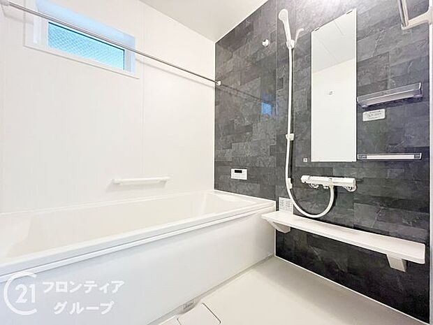 浴室には隠れた節水機能が充実！シャワーにはたくさんの空気を含んだ大粒の水は節水効果大！浴槽内にはステップがあり、出入り時の負担も軽減するスリムな形を採用