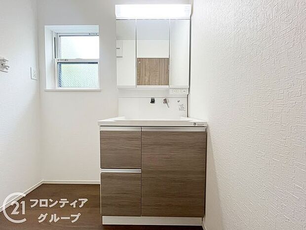 小窓付きの洗面室は、毎朝心地よい光を運んでくれるので、すがすがしい気持ちで1日をスタートできます！また、1坪以上の広い空間です！
