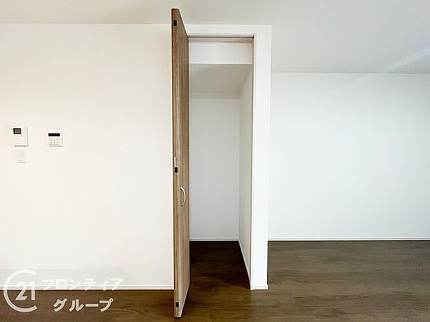 奥行きのあるクローゼットでたっぷり収納できますね