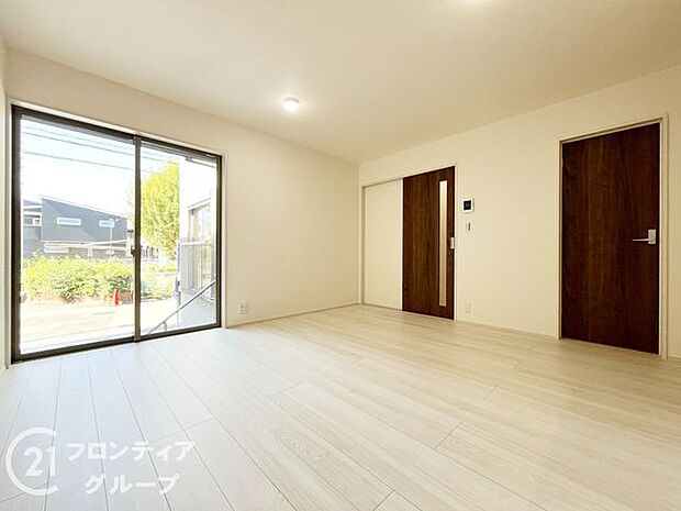 リビングのフローリング材には、木目や色調など木材特有の風合いがあり、ナチュラルな美しさで、日々の生活に温もりを与えてくれます。