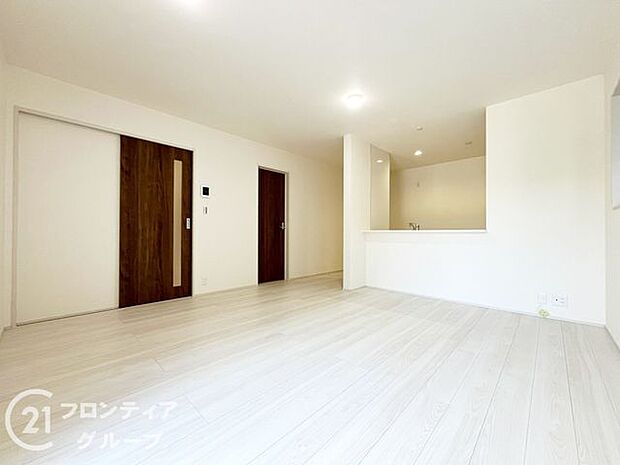 LDKには大きな窓からたくさんの光が入り、明るく、開放的な空間を演出してくれます。お友達が遊びに来た時も自慢のリビングになりますね!