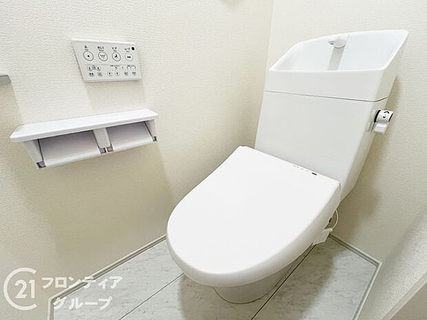 便器にふちがなく、汚れが隠れて見えない部分が極端に少なくなっており、お手入れも楽々!スピーディでパワフルな洗浄力を実現しています!