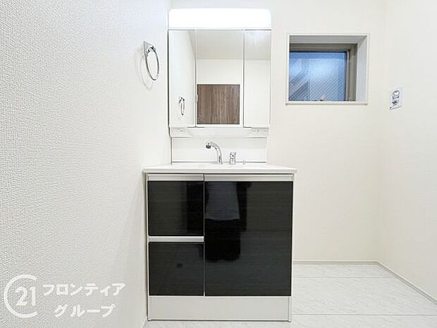 曇り止めヒーター付きのミラーキャビネットを採用しております。ミラーの内側がすべて収納スペースになっているので、スタイリング剤や歯ブラシなどの収納に便利ですね。