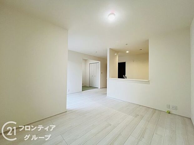 リビングのフローリング材には、木目や色調など木材特有の風合いがあり、ナチュラルな美しさで、日々の生活に温もりを与えてくれます。