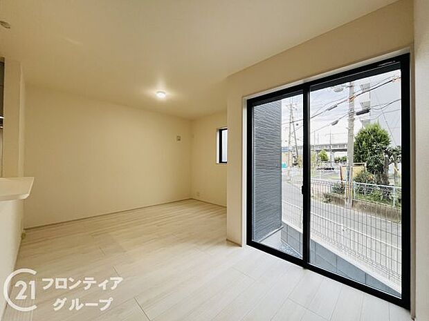 LDKには大きな窓からたくさんの光が入り、明るく、開放的な空間を演出してくれます。お友達が遊びに来た時も自慢のリビングになりますね！