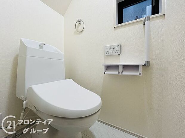 便器にふちがなく、汚れが隠れて見えない部分が極端に少なくなっており、お手入れも楽々！スピーディでパワフルな洗浄力を実現しています！