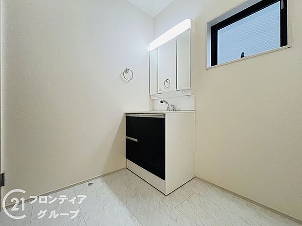 曇り止めヒーター付きのミラーキャビネットを採用しております。ミラーの内側がすべて収納スペースになっているので、スタイリング剤や歯ブラシなどの収納に便利ですね。