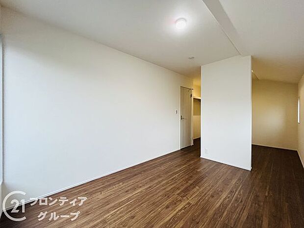 室内はシンプルな仕様となっており、それぞれの好みに合わせたインテリアで、趣味に合わせてレイアウトしやすくなっております。