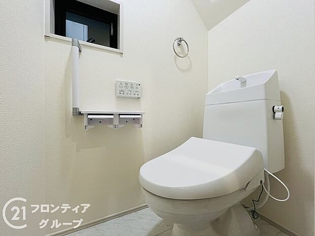 便器にふちがなく、汚れが隠れて見えない部分が極端に少なくなっており、お手入れも楽々!スピーディでパワフルな洗浄力を実現しています!