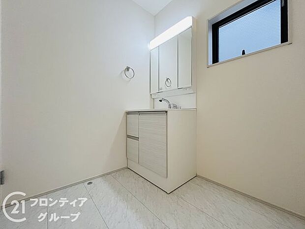 曇り止めヒーター付きのミラーキャビネットを採用しております。ミラーの内側がすべて収納スペースになっているので、スタイリング剤や歯ブラシなどの収納に便利ですね。