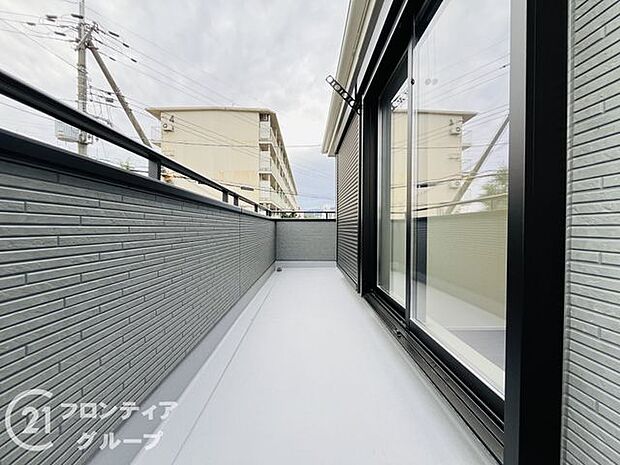 日当たりの良いバルコニーは、お洗濯が多いときも安心!たくさん干してもカラっと乾きそうです!