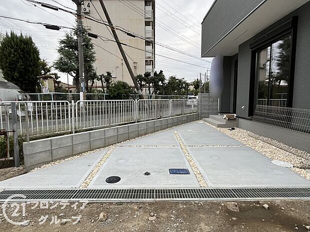 広々としたスペースで車の出し入れがスムーズに行えます。