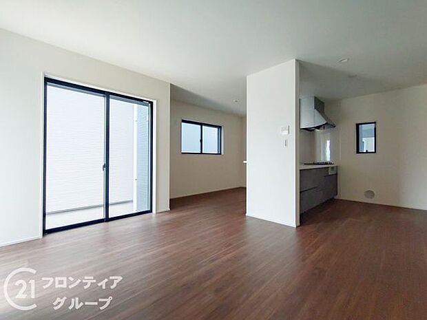 リビングのフローリング材には、木目や色調など木材特有の風合いがあり、ナチュラルな美しさで、日々の生活に温もりを与えてくれます。