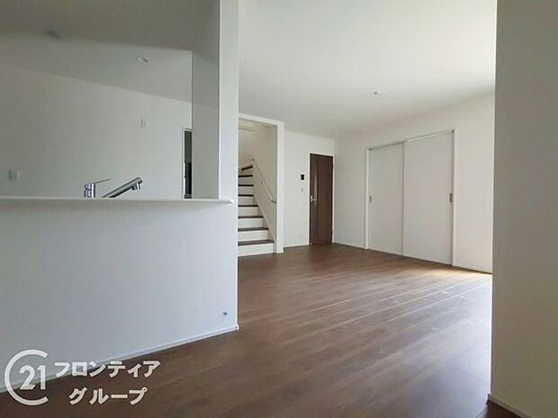 LDKには大きな窓からたくさんの光が入り、明るく、開放的な空間を演出してくれます。お友達が遊びに来た時も自慢のリビングになりますね!