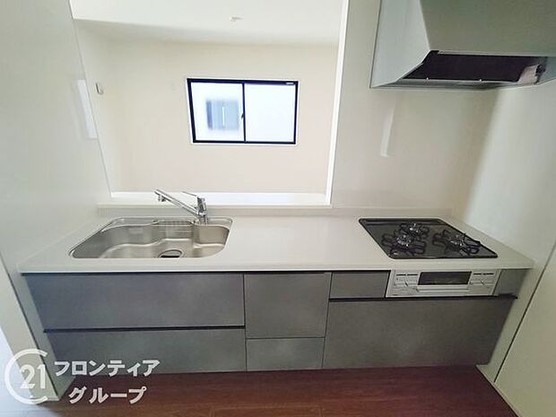 お手入れが楽に行える換気扇やステンレスワークトップは毎日お料理する奥様の味方!