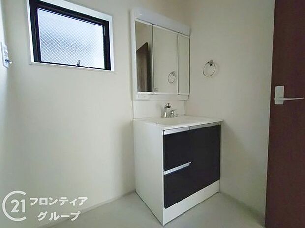 曇り止めヒーター付きのミラーキャビネットを採用しております。ミラーの内側がすべて収納スペースになっているので、スタイリング剤や歯ブラシなどの収納に便利ですね。